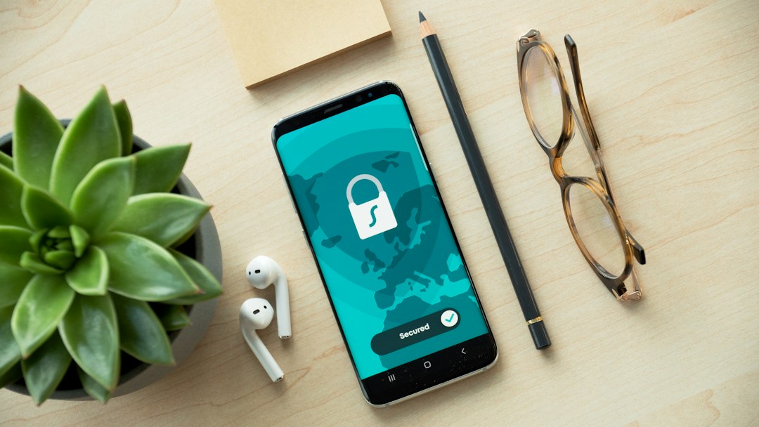 Ponsel pintar yang menggambarkan keamanan akun dan autentikasi digital