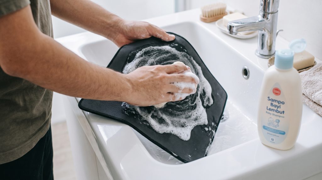 Trik Menjaga Kebersihan Mousepad Kain dari Keringat Menggunakan Sampo Bayi Lembut